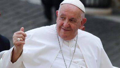 Afirma el Papa Francisco que católicos transgéneros pueden ser bautizados 