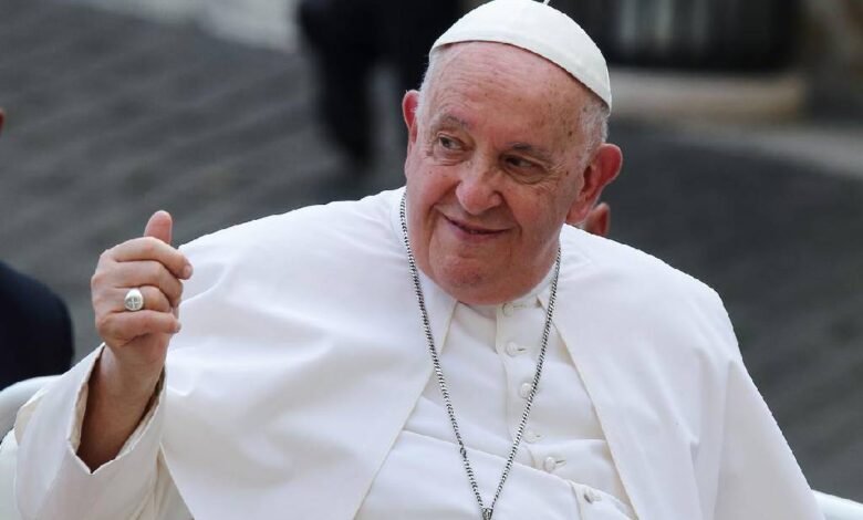 Afirma el Papa Francisco que católicos transgéneros pueden ser bautizados 