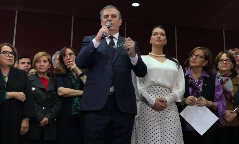 Marcelo Ebrard se queda en Morena