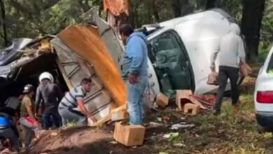 Realizan rapiña a camioneta que se vuelca con víveres para Acapulco 