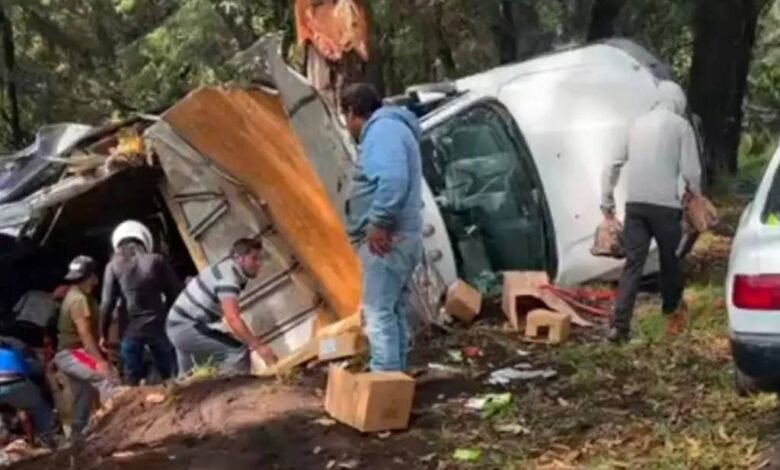 Realizan rapiña a camioneta que se vuelca con víveres para Acapulco 