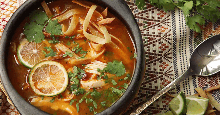 así se prepara la sopa de lima, el tesoro gastronómico del yucatán