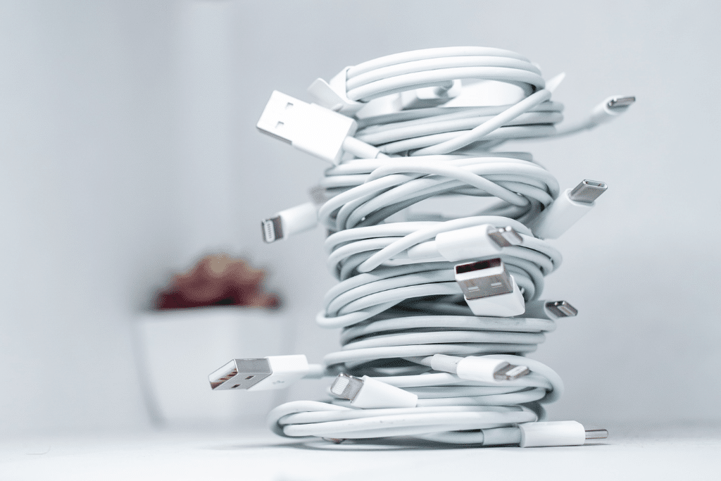 Por qué no debes enrollar el cable del cargador de tu celular