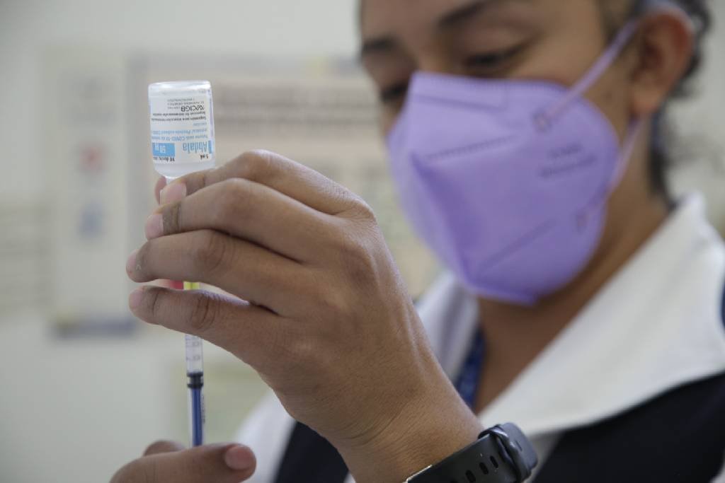 Invitan a campaña de vacunación de Covid-19 e influencia