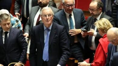 Diputados tumban al gobierno en Francia; Macron evalúa opciones