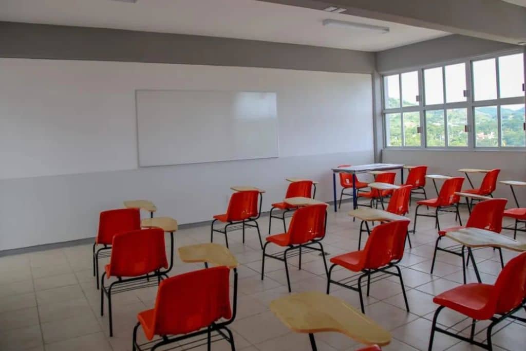 ¿Qué son las "escuelas transitorias" que construirá Brugada en CDMX?