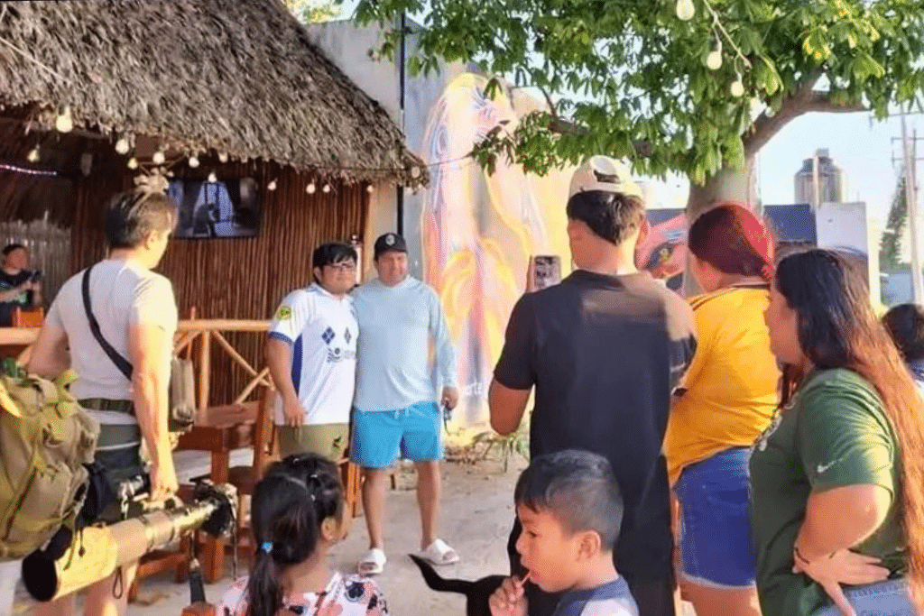 Julión Álvarez causa revuelo en El Cuyo, Yucatán
