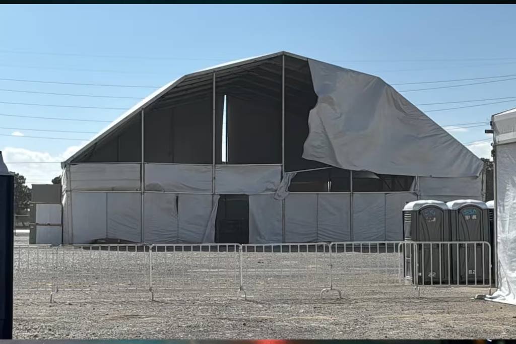 Fuertes vientos dañan carpas de campamento migrante en Ciudad Juárez