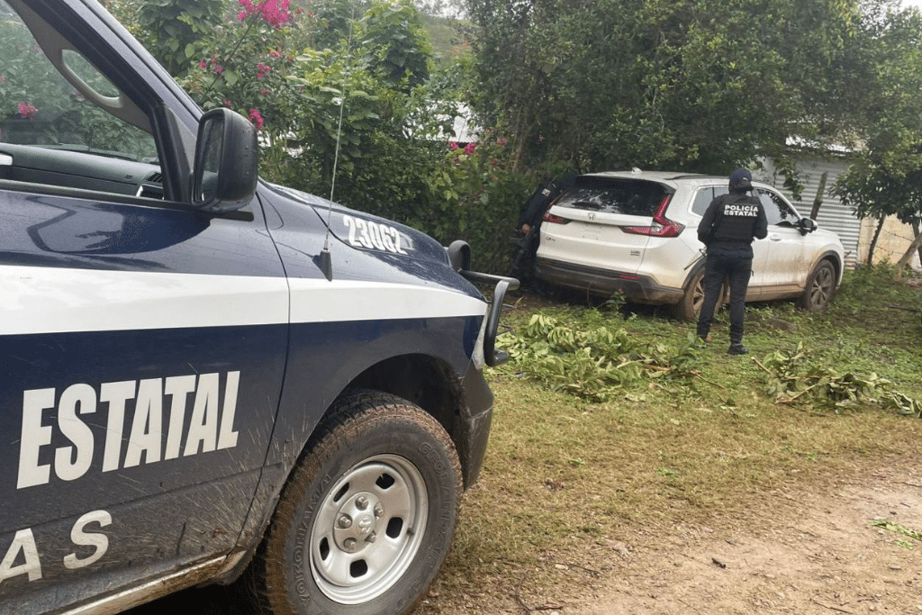 SSP y FGE recuperan dos motocicletas y dos automóviles abandonados en Tecpatán.