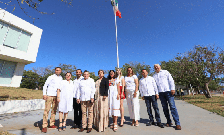 Ceremonia solemne Congreso de Yucatán reemplaza Bandera Nacional