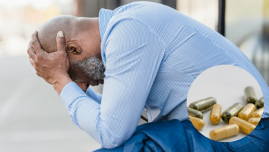 Hombres entado tomándose la cabeza