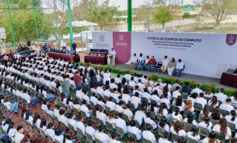 Gobernador Joaquín Díaz Mena entrega más 400 computadoras portátiles a 13 bachilleratos estatales