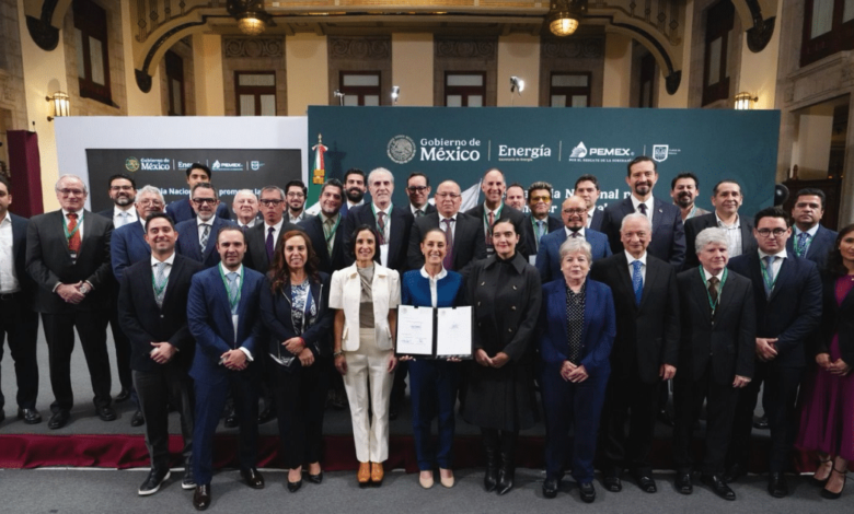 Presidenta Claudia Sheinbaum firma acuerdo histórico con gasolineros para establecer en 24 pasos el precio de la gasolina magna