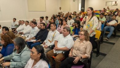 El Gobierno de Yucatán, a través de la Secretaría de Educación del Estado (SEGEY), otorgó 22 nuevas plazas a docentes de las Escuelas Preparatorias Estatales para el ciclo escolar 2024-2025, reafirmando su compromiso con la mejora de las condiciones laborales del magisterio. Con esta asignación, suman ya 158 plazas otorgadas en lo que va del año, fortaleciendo la estabilidad y el bienestar de las y los docentes, así como de sus familias. El proceso se llevó a cabo en un evento público con la supervisión del Comité de Transparencia para la asignación de bases, asegurando equidad y cumplimiento con los lineamientos de la Unidad del Sistema para la Carrera de las Maestras y los Maestros (USICAMM). El titular de SEGEY, Juan Balam Várguez, destacó que el fortalecimiento del sistema educativo es una prioridad para la administración del Gobernador Joaquín Díaz Mena. Subrayó que estos procesos transparentes garantizan mejores oportunidades laborales para el personal docente, reconociendo su labor fundamental en la formación de futuras generaciones. El evento contó con la participación de representantes del Departamento Jurídico de la SEGEY, la Dirección de Educación Media Superior y miembros de sindicatos del sector educativo, reforzando el compromiso con la transparencia en cada etapa del proceso. Estas 22 plazas se suman a las 136 ya entregadas en el nivel de Educación Básica, consolidando el objetivo del gobierno de seguir fortaleciendo el sistema educativo y mejorando las condiciones laborales del magisterio en el marco del Renacimiento Maya.