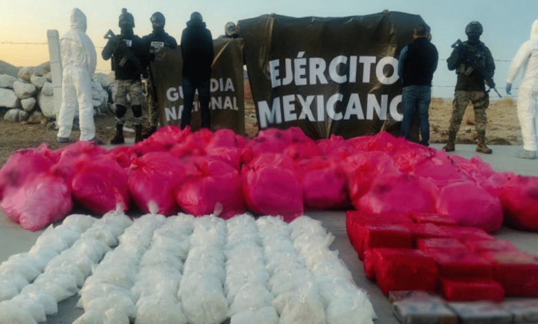 Elementos de seguridad de México asegurando material ilegal