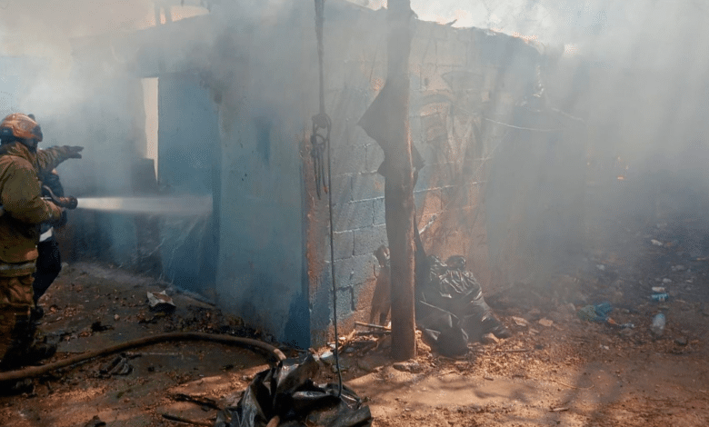 Brigadistas controlan tres incendios en Kanasín y evitan daños mayores
