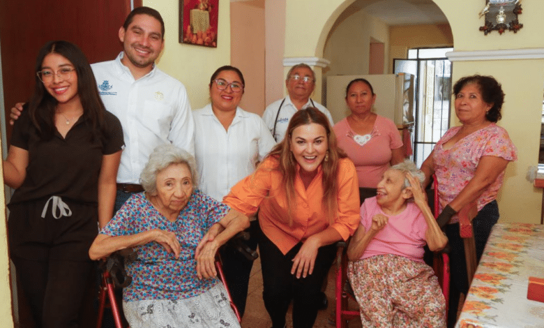 Cecilia cuida de los adultos mayores con el programa Médico a Domicilio