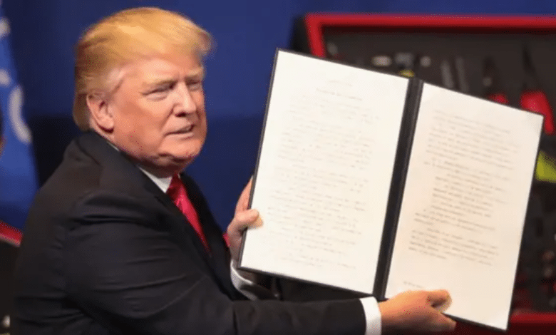 Donald Trump firma orden ejecutiva que busca cambios a la visa H-1B