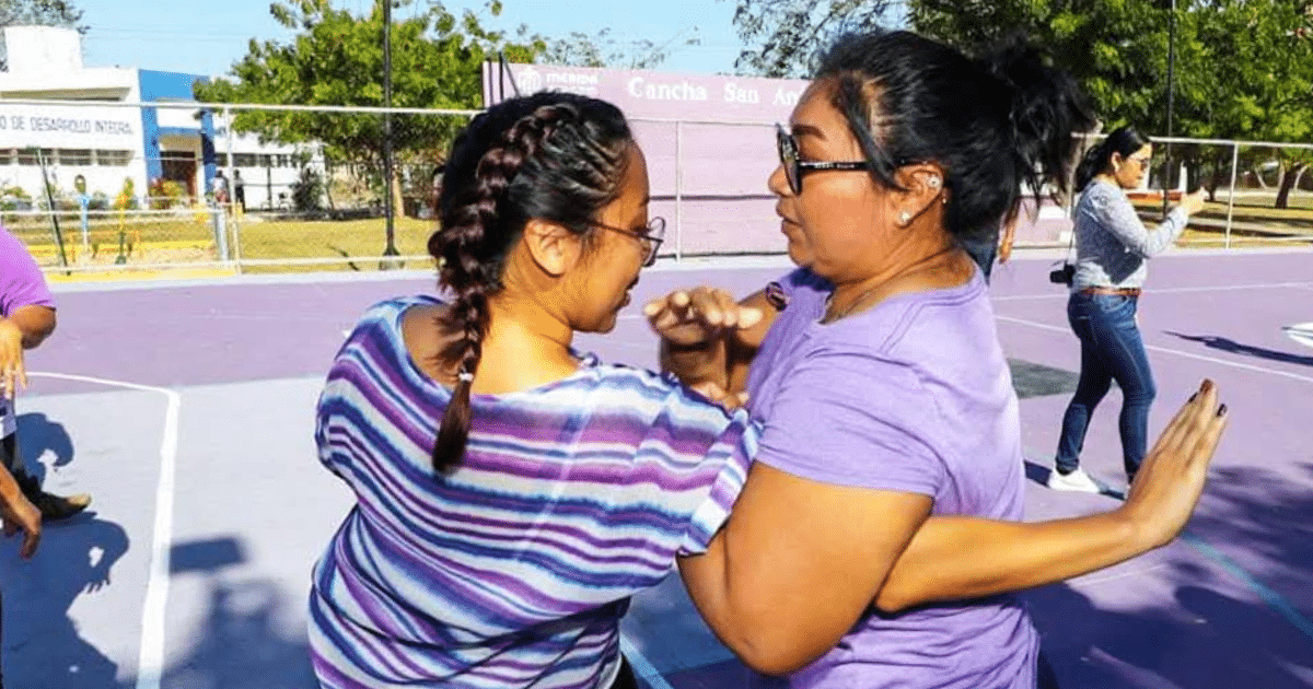 Enseñan defensa personal a mujeres en Mérida