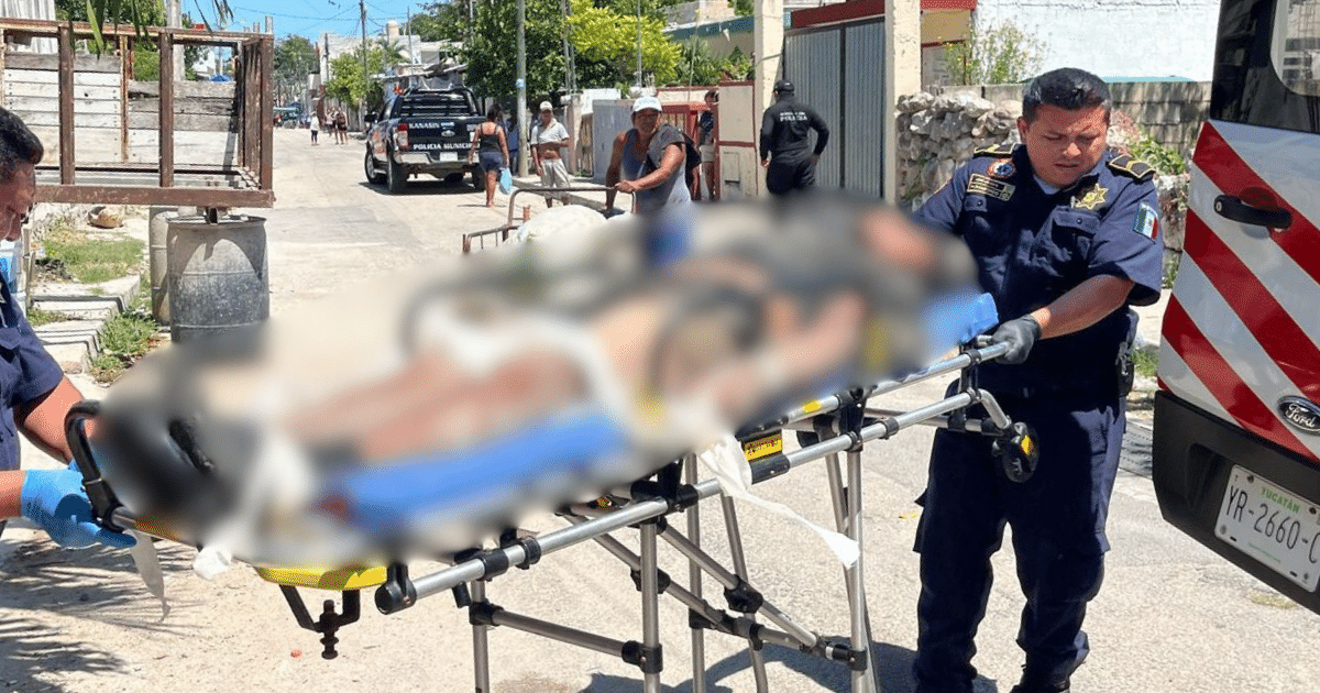 Paramédicos atienden a joven que convulsionó en Kanasín