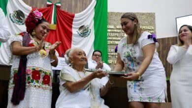 Recibe Aracely Cab reconocimiento "Consuelo Zavala Castillo"