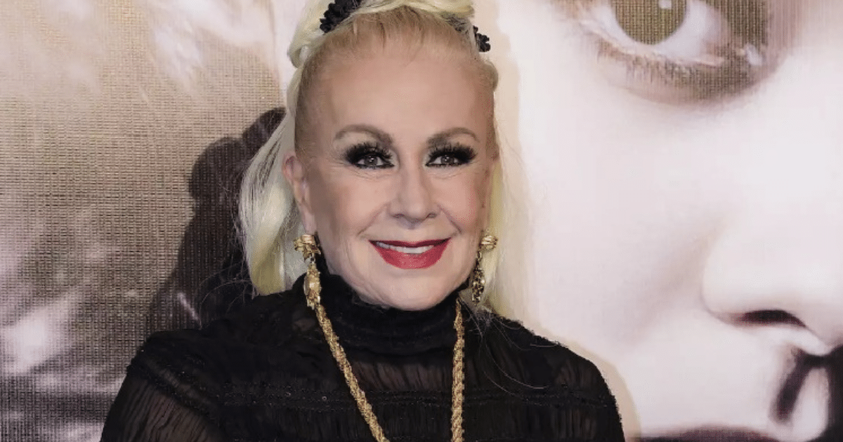  Laura Zapata visita a su hermana en el panteón