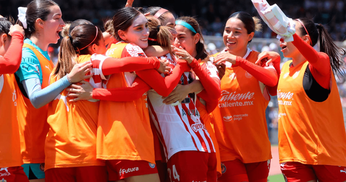 Chivas Femenil celebrando el gol de Licha Cervantes (Foto por Espartanas MX)