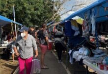 Ciudadanos pasean por el tianguis