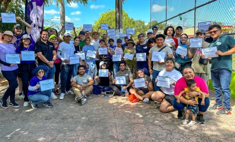 Comunidad de Mérida posa para la foto durante las actividades de Mérida nos une