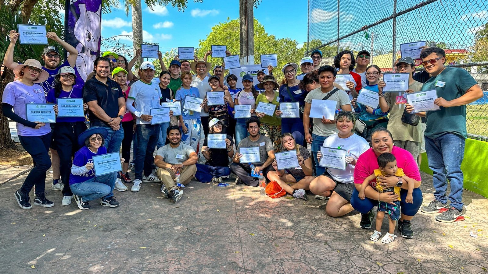 Comunidad de Mérida posa para la foto durante las actividades de Mérida nos une