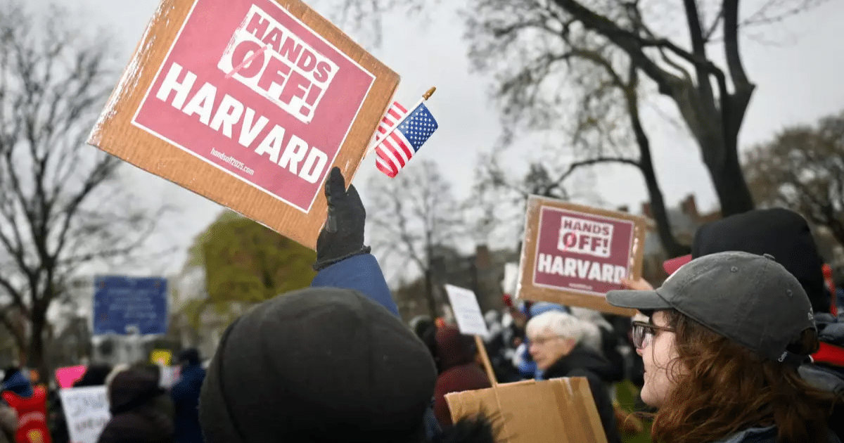 Estudiantes, padres de familia y la comunidad en general esta en una flamante batalla contra el gobierno republicano por Harvard (Foto por Expansión)