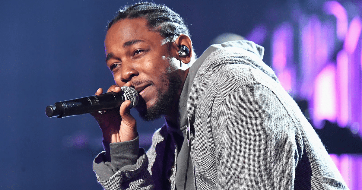 Kendrick Lamar en plena presentación (Foto por Billboard)
