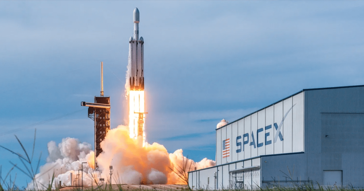 SpaceX en el despegue de uno de sus cohetes (Foto por Steven Madow de Space Explored)