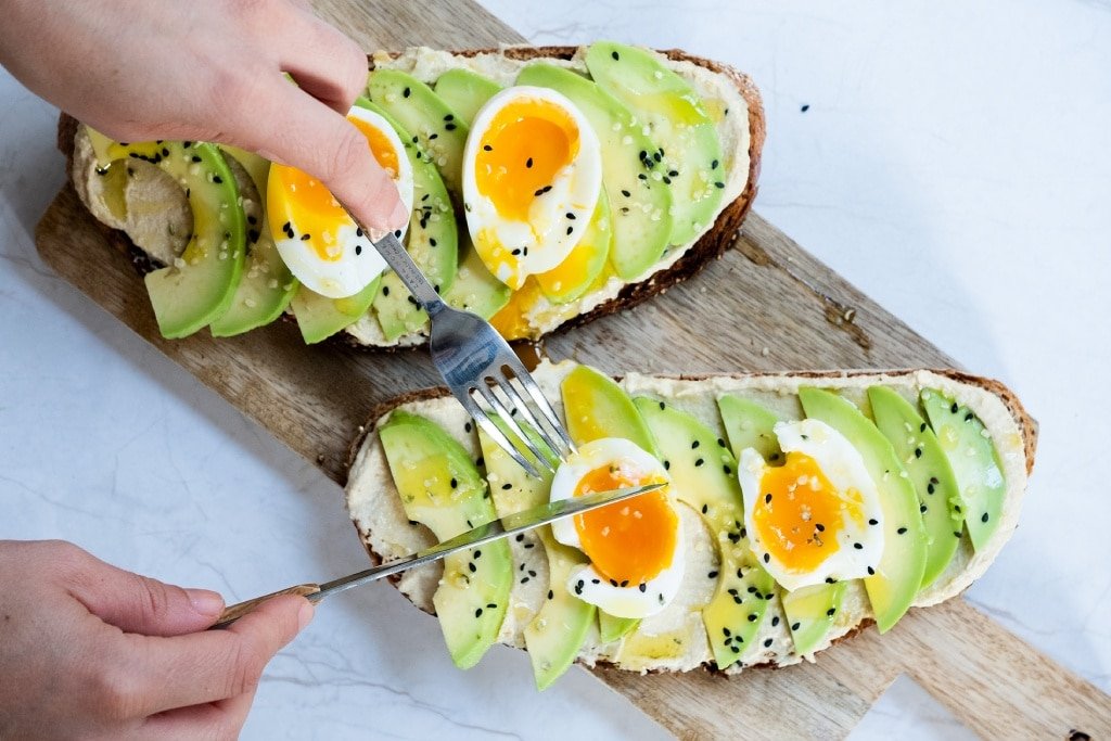 Desayunar tostadas con aguacate: ¿Una opción saludable?