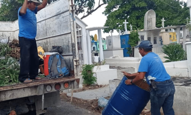 Ayuntamiento de Mérida refuerza limpieza en cementerios por Día de las Madres