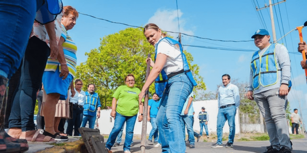 Cecilia Patrón da arranque a operativo de limpieza de rejillas en el sur de Mérida