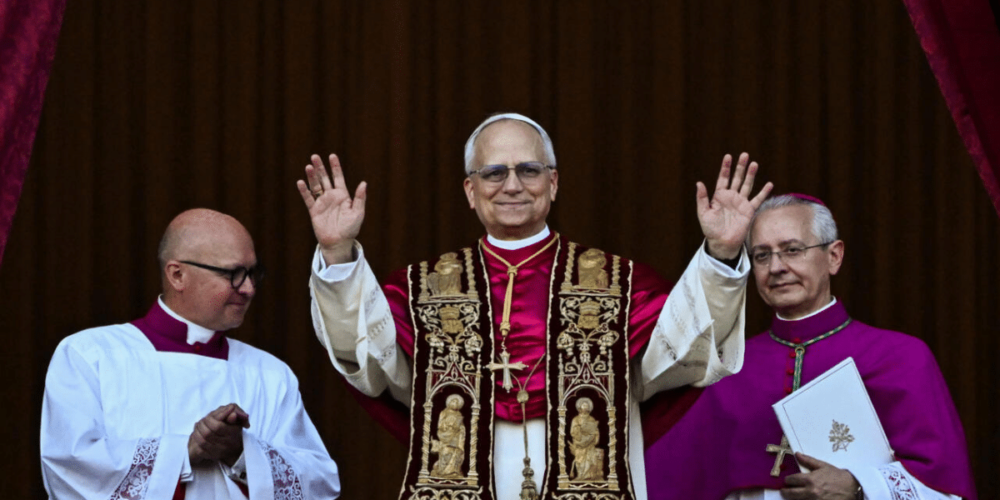 León XIV saluda en español tras ser elegido como nuevo papa