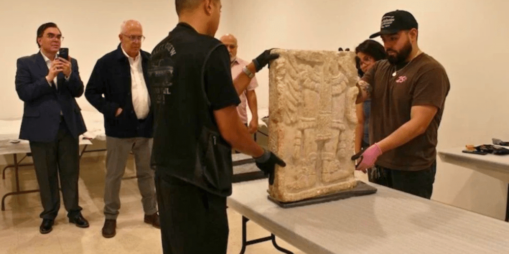 México recupera fragmento de panel maya, repatriado desde Chicago