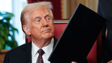 Trump firmando las nuevas medidas arancelarias (Foto por CNN)