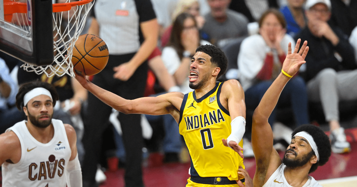Tyrese Haliburton protagoniza un milagroso triple para que los Pacers se lleven el triunfo ante los Cavaliers (Foto por Reuters)