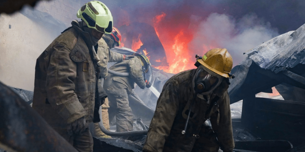 Contienen incendio en bodega de plásticos del Periférico de Mérida