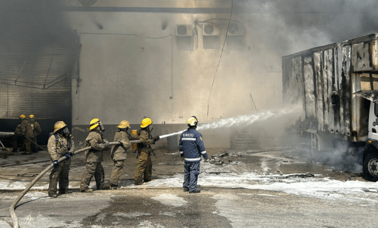 Controlan incendio en bodega de plásticos en el Periférico de Mérida