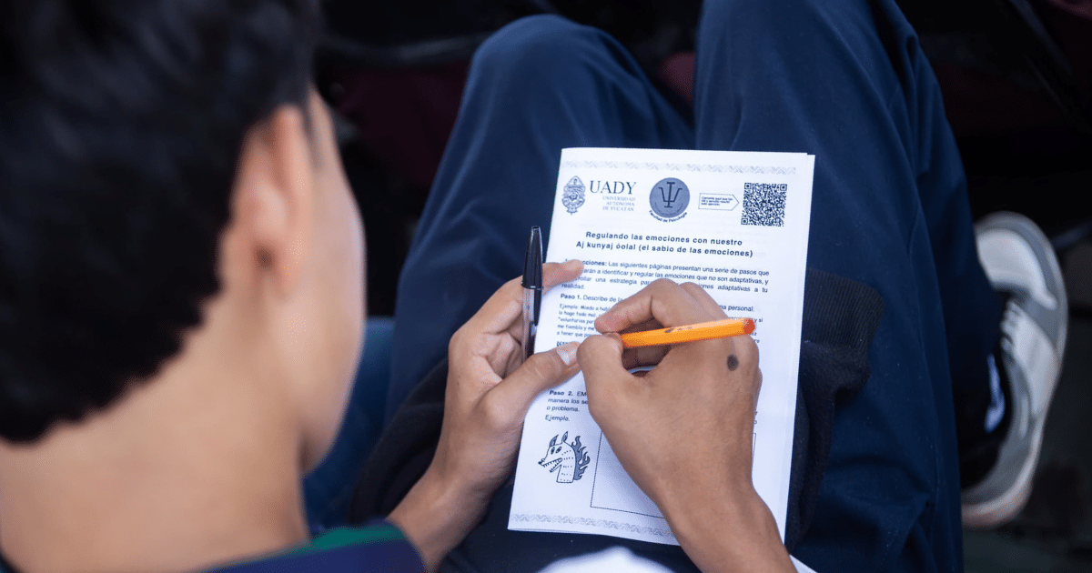 Llevan bienestar emocional y ciencia viva a preparatorias de Yucatán