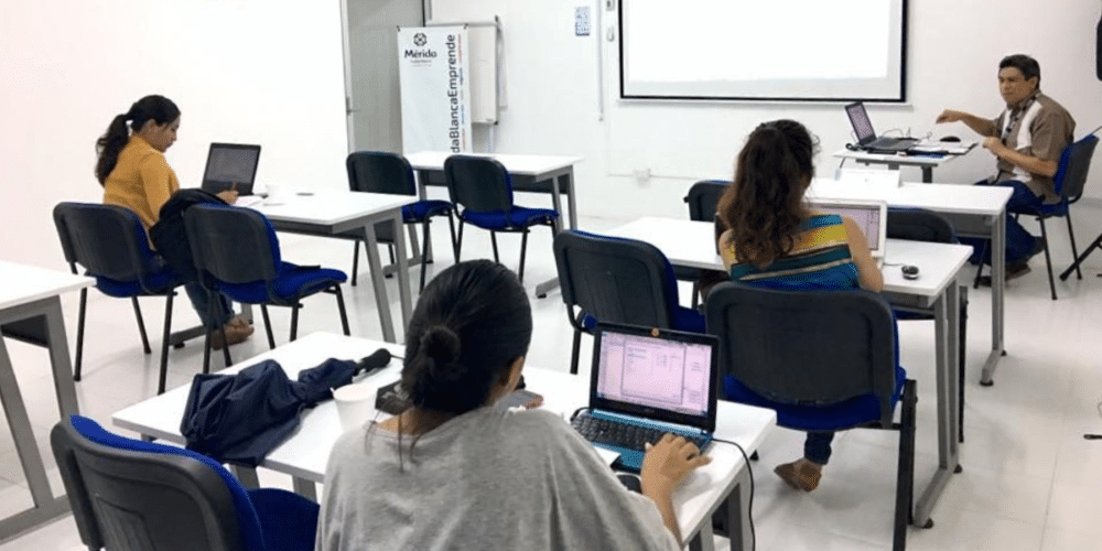 Mérida impulsa inclusión digital con talleres para emprendedores mayores de 60 años