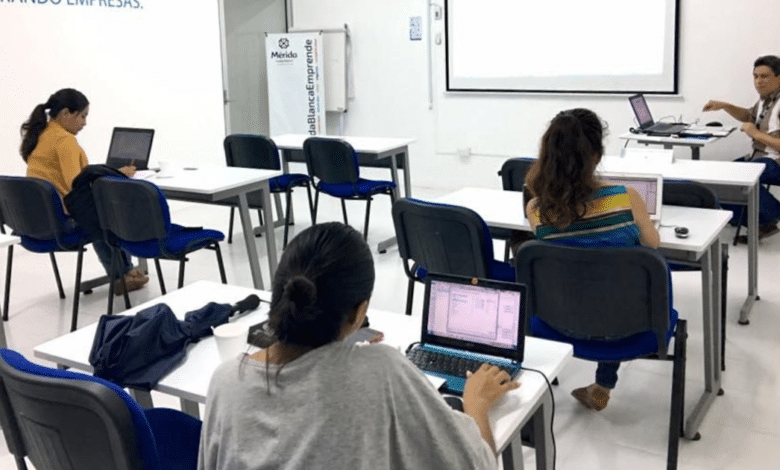 Mérida impulsa inclusión digital con talleres para emprendedores mayores de 60 años
