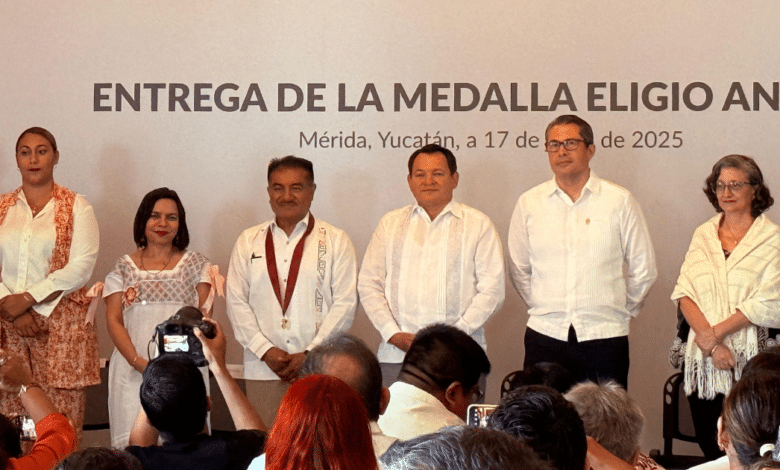 Reconocen a Fidencio Briceño Chel con la Medalla Eligio Ancona por su labor en la preservación de la lengua maya