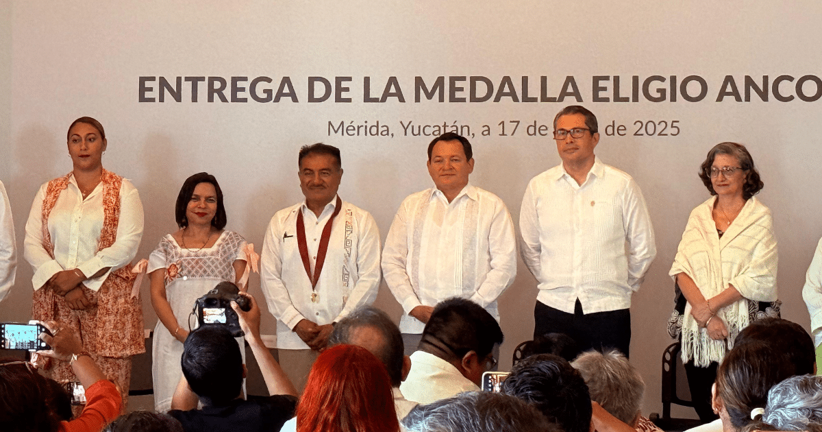 Reconocen a Fidencio Briceño Chel con la Medalla Eligio Ancona por su labor en la preservación de la lengua maya
