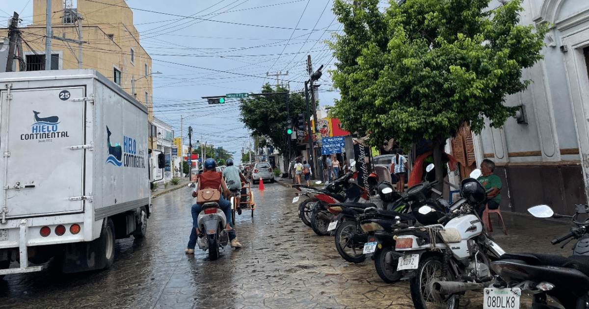 Temporada de lluvias en Yucatán Gobiernos estatal y municipal trabajan en el bacheo y limpieza de drenajes