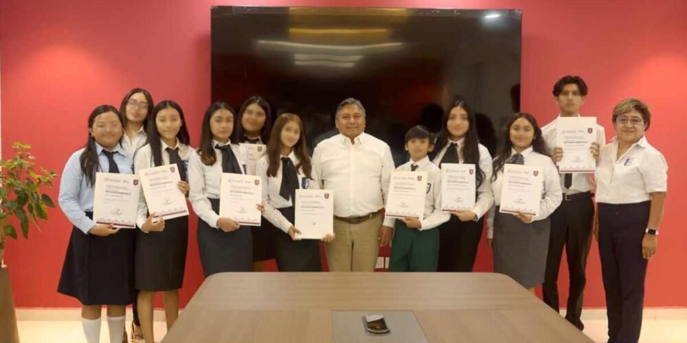 Estudiantes de Yucatán brillan en concursos internacionales de debate, diplomacia y matemáticas