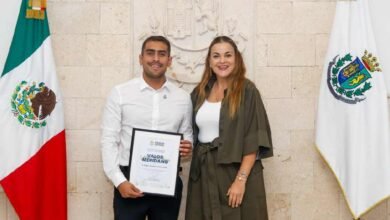 Cecilia Patrón entrega “Valor Meridano” a piloto que salvó 215 vidas en vuelo de emergencia